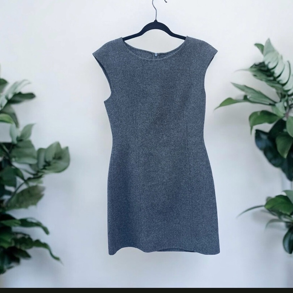 Theory Fitted Dress in Good Wool Size 8 - Picture 2 of 3